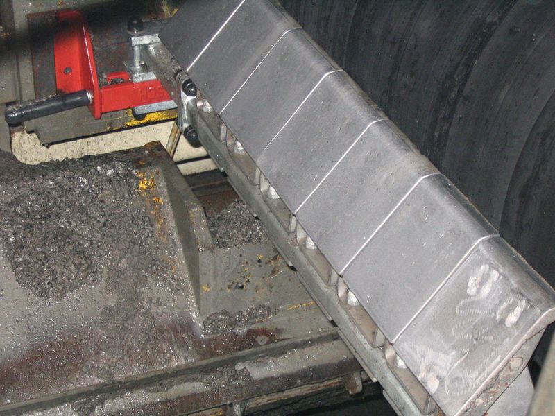 Kleines Ding – große Wirkung: Die Lamellen des Kopftrommelababstreifers vom Typ HD kratzen Schüttgut von den Förderbändern. Bilder: Hosch Fördertechnik (Archiv: Vogel Business Media)