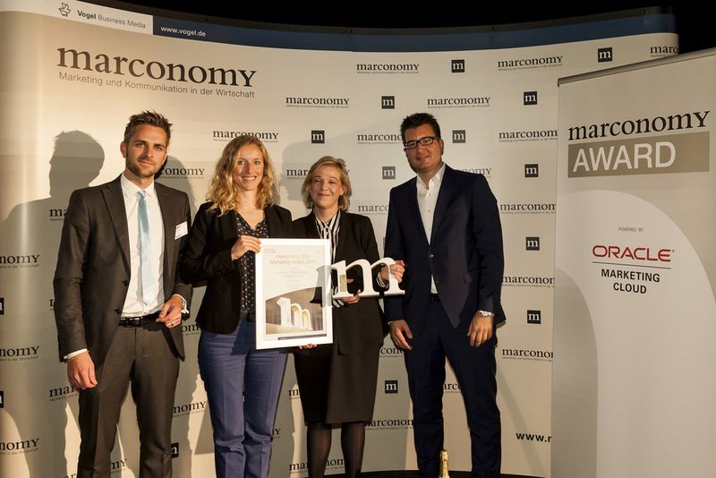 So sehen Sieger aus! Elena Schmidt, Sick, und Veronika Classen, Reinsclassen, freuten sich sehr über ihren Award für die Kampagne „This is Sick“. Eingerahmt von Kai Vorhölter und Dr. Dominik Wagemann. (Bild: Marconomy/Stefan Bausewein)