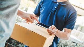 paketzusteller-joyfotoliakid-adobestock-297305911 (Quelle: joyfotoliakid - Adobe Stock)