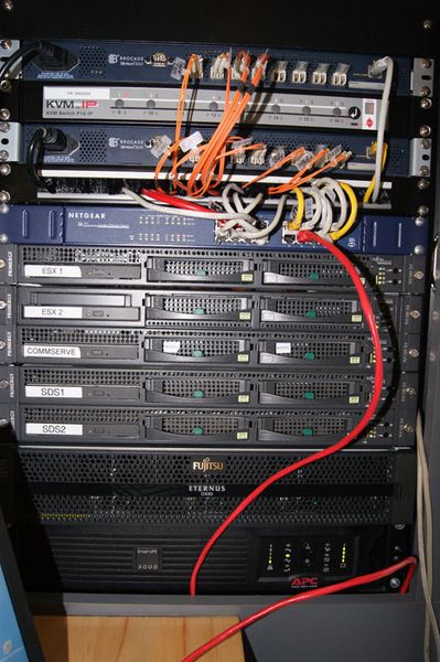 Die physikalische Rechenzentrumsinfrastruktur besteht etwa aus einer HE Fujitsu Eternus, und 3000er Brocade-Switches für das Storage Area Network und einer APC USV, sowie einem KVM-Switch von Aten. Bild: Sarah Meier (Archiv: Vogel Business Media)