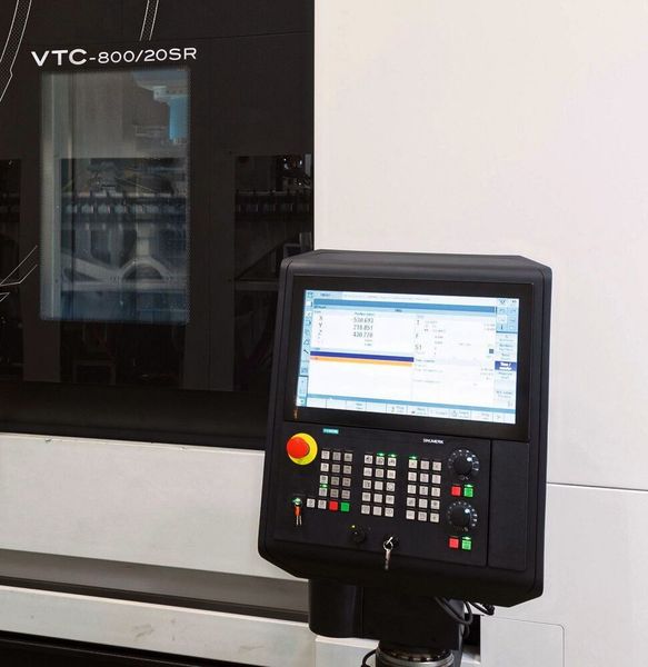 Für sieben in Worcester gebaute VTC-Zerspanungsanlagen von Mazak, bietet der Hersteller nun die Siemens-Steuerungen an...hier ein Blick auf die Steuerungseinheit einer vertikalen VTC-800/20 SR von Mazak, die ihre Befehle nun über die Sinumerik 840 D sl erhält. (Mazak)