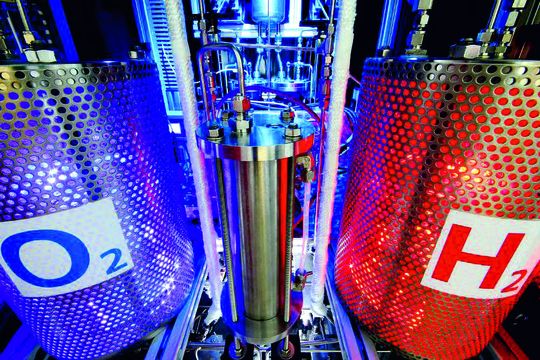 Die Wasserelektrolyse ist momentan die gebräuchlichste Herstellungsmethode für Wasserstoff. Die Nachfrage nach dem Gas wird aber steigen. Schon heute machen sich Forscher deshalb Gedanken, wie man die Elektrolyse verbessern kann, oder auch ganz anders vorgehen könnte. Die Wasserelektrolyse ist momentan die gebräuchlichste Herstellungsmethode für Wasserstoff. Die Nachfrage nach dem Gas wird aber steigen. Schon heute machen sich Forscher deshalb Gedanken, wie man die Elektrolyse verbessern kann, oder auch ganz anders vorgehen könnte.