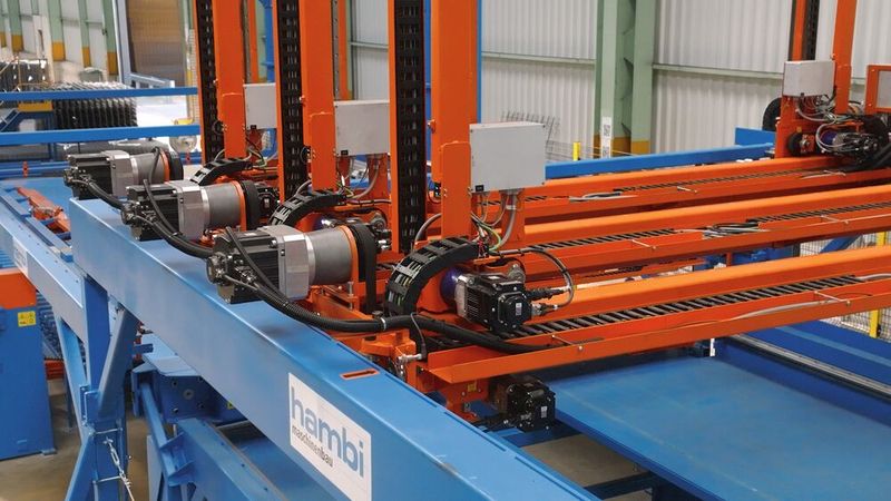 Sechs Greifer heben die Baustahlmatte an, Servoantriebe von Mitsubishi Electric sorgen für deren Bewegung in alle drei Raumrichtungen. (Bild: hambi Maschinenbau)