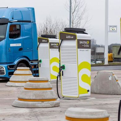 EnBW-Ladepark in Regau (Oberösterreich) mit Ultraschnellladern für Lkw und Pkw. (Bild: Smatrics EnBW)