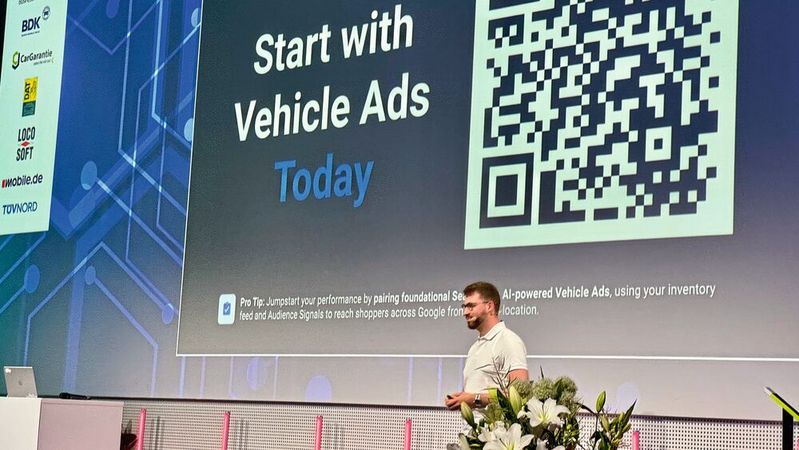 Erkan Celik von Google Deutschland gab auf dem Automotive Business Day von »kfz-betrieb« bekannt, dass die Internet-Suchmaschine ihren Service rund um Fahrzeug-Kleinanzeigen jetzt für alle Händler geöffnet hat.(Bild:  Achter – VCG)
