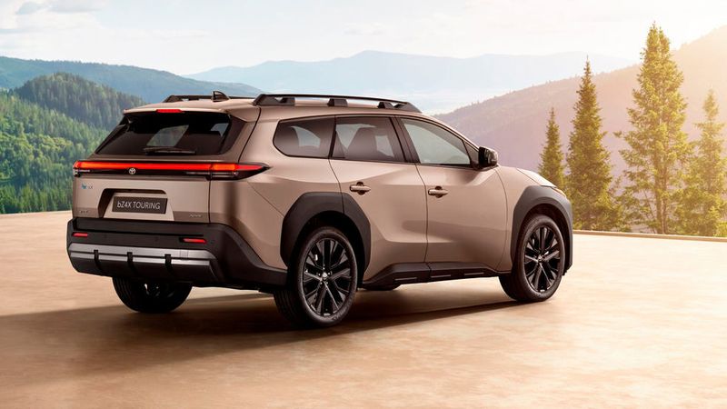 Im Vergleich zum Hightech-Look des bZ4X ist das Design des Touring-Modells robuster. Dazu trägt eine Reihe von Styling-Details bei, etwa das schwarze Finish der Radhäuser, schwarze Felgen und die Dachreling. (Bild: Toyota)