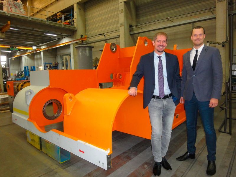 Geschäftsführer Arno Dienenthal und Jan Nell, Leiter Zentraleinkauf der deutschen Tochtergesellschaften von Dango & Dienenthal, vor einem Rahmen für den mobilen Transportmanipulator. (Jebens)