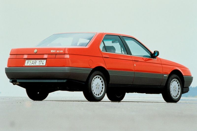 Emotionen, die das neue Flaggschiff mit prominent platziertem Scudetto sogar für die Fachwelt – „Alfa ist wieder Alfa!“ – zu einem Popstar machten. (Alfa Romeo)