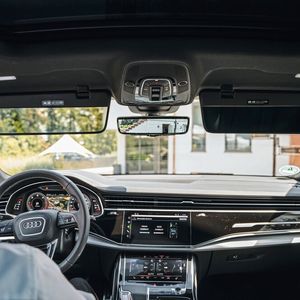 Dimmbare Sonnenblenden und automatisch abblendende oder digitale Spiegelsysteme können die Blendwirkung deutlich verringern.(Bild:  Gentex)