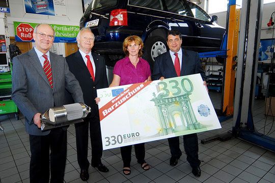 330 Euro Barzuschuss soll die Nachrüstung weiter vorantreiben: Willy Berends vom Filterhersteller HJS, ZDK-Vorstand Manfred Steinbrecher, Umrüsterin Heike Meusel und Bundesumweltminister Sigmar Gabriel (v.li.). (Archiv: Vogel Business Media)