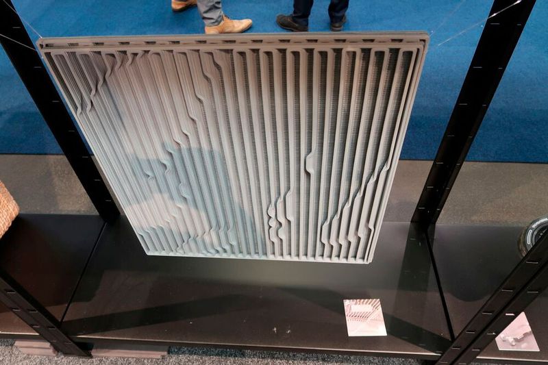 ...Diese 3D-gedruckten, leichten, modularen Deckenpanele von Noumena Design Research Education aus Spanien sollen die Innenraumästhetik von Büroräumen verbessern und gleichzeitig die Luft reinigen... (Bild: D. Quitter - VCG)