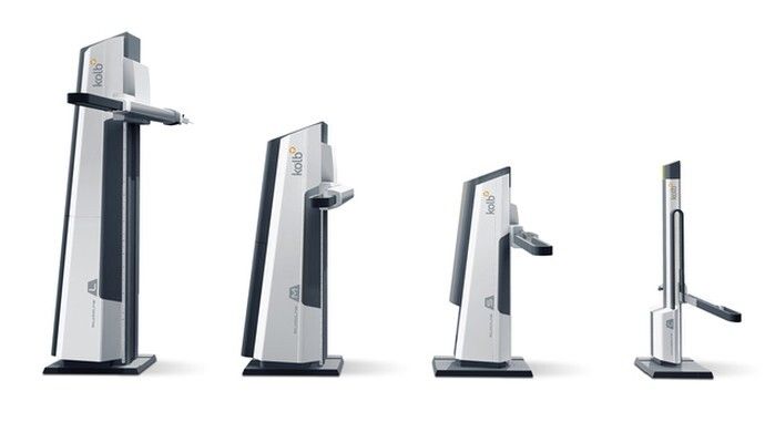 Red Dot Award 2015 - Fräsmaschinen CONCEPTLINE C & STUDIOLINE S/M/L von Hersteller Kolb Technology: Die Fräsmaschinen der Serien Conceptline C und Studioline S/M/L wurden speziell für den Modellbau in der Automobilindustrie entwickelt. Mit den Maschinen können an- spruchsvolle und zeitkritische Fräsaufgaben direkt im Designstudio erledigt werden. Die Automodelle werden aus weichem Styropor, harten Schäumen oder einem Industrieplastilin, dem sogenannten Clay, gefertigt. Die Maschine wird über ein modernes Interface bedient. (Bild: Red Dot)