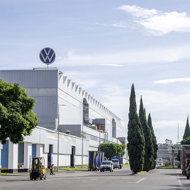 Besonders betroffen von den US-Strafzöllen wäre der Volkswagen-Konzern. Im Werk Puebla (Foto), Mexiko, werden die Modelle Jetta und Tiguan gefertigt, etwa 60 Kilometer entfernt in San José Chiapa der Audi Q5. (Bild: Volkswagen)