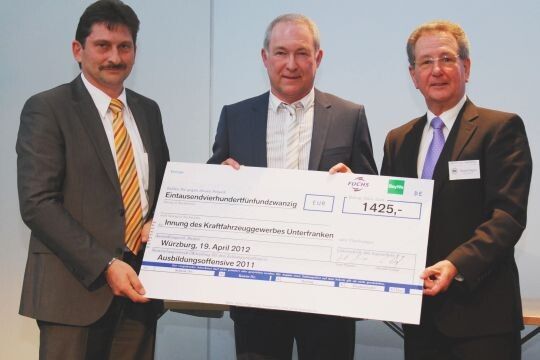 Christian Schopf (li.) überreicht Johannes Bleuel und Richard Wagner symbolisch einen Scheck für die Ausbildungsoffensive. (Foto: Lauer)