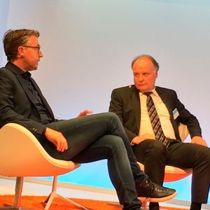 Matthias Schrader (Sinner Schrader) und Dr. Gunther Kegel (Pepperl+Fuchs)(Bild:  Geipel-Kern/PROCESS)