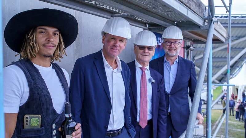 Gemeinsam nach dem traditionellen Richtspruch: Der Zimmermann, Dachdeckerei Bender, mit Ralf Siefen, CEO und Vorsitzender der Geschäftsführung der Data Center Group, DVZ-Geschäftsführer Hubert Ludwig und Finanz- und Digitalisierungsminister Dr. Heiko Geue (v.l.).(Bild:   Data Center Group)