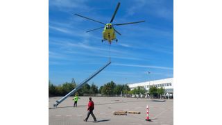 Der Schwerlasthubschrauber hat nur wenige Minuten Zeit, um den Kamin auf das Dach des Logistikzentrums zu hieven. (Hermes)