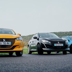 Die Testautos sind mit Verbrennungsmotoren und E-Antrieb sowie mit neuen und alten Reifen gerüstet.(Bild:  Michelin)