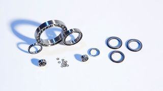 KBT Knapp Wälzlagertechnik fertigt anwendungsspezifische Gelenkkreuzbuchsen und Wälzkörper für Kreuzgelenke. (Knapp)