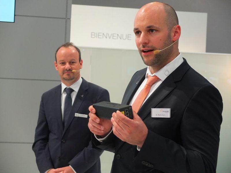 Nanopräzise Messtechnik für industrielle High-end-Anwendungen präsentierte die Attocube AG, eine 100 %-ige Tochter von Wittenstein. Dr. Martin Zech (r.), Vorstand des Tochterunternehmens, präsentierte die Technik, die eine Genauigkeit von 1 Milliardstel mm erreicht (l.: Dr. Dirk Haft, Vorstand Wittenstein SE).  (U. Drescher/konstruktionspraxis )