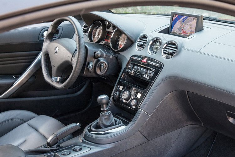 Auch im Innenraum bleibt es bei Kosmetik: Ein bisschen Aluminium in der Mittelkonsole, die Schalthebelkontur in glänzendem Schwarz und die Türinnenverkleidung kann jetzt mit Leder bezogen werden. (Foto: Peugeot)