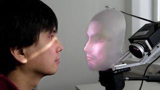 Menschengesicht für Roboter: Takaaki Kuratate mit dem Gesichsts-Projektionssystem Mask-Bot (Fotos: Uli Benz / TU München) (Archiv: Vogel Business Media)