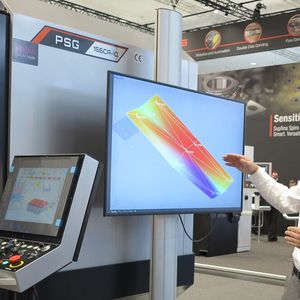 Patrick Glasstetter ist Head of Services bei Okamoto Machine Tool und erklärt hier das Funktionsprinzip des MAP Grinding, das den Flachschleifprozess um bis zu 60 Prozent schneller werden lassen kann.(Bild:  KSKOMM)