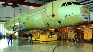 Airbus hat ein neues Transportsystem in Betrieb genommen, um kürzere Durchlaufzeiten bei der Montage von Flugzeugrümpfen und Flügeln des A318, A319 und A321 zu erzielen. (Archiv: Vogel Business Media)