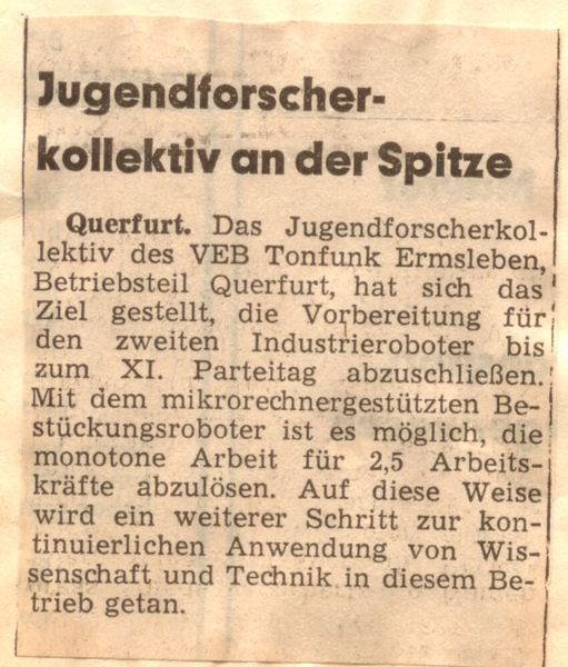 Ein Blick ins Archiv: Alte Zeitungsausschnitte dokumentieren die Entwicklung von VTQ und zeigen, wie das Unternehmen über die Jahre in der regionalen und fachlichen Öffentlichkeit wahrgenommen wurde. Die Sammlung macht sichtbar, dass Unternehmensgeschichte nicht nur aus Produkten, Kennzahlen und Meilensteinen besteht, sondern auch aus vielen kleinen Momentaufnahmen. (Bild: VTQ Videotronik GmbH)