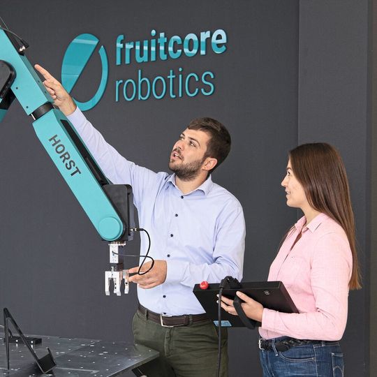 Digital Robot HORST ist sehr einfach bedienbar. Drei Stunden Schulung reichen aus. Die Integration in eine Werkzeugmaschinenumgebung benötigt ein bis drei Tage. Digital Robot HORST ist sehr einfach bedienbar. Drei Stunden Schulung reichen aus. Die Integration in eine Werkzeugmaschinenumgebung benötigt ein bis drei Tage.