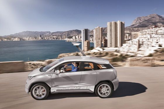 E-Autos im Blick: Rinspeed stellte in Genf das Concept Car Budii vor: ein „Freund des Menschen“ – ein autonomes Auto, dessen Innenraum dank eines verschiebbaren Roboterlenkrads sehr variabel ist. (Bild: Rinspeed)