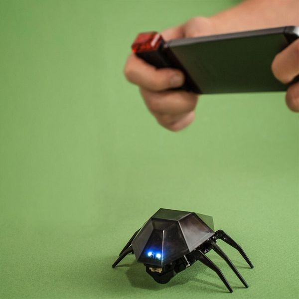 Wie wäre es mit einem Insekt zu Weihnachten? Der „iRobot Bug“ ist ein ferngesteuerter Käfer, der per USB aufladbar ist und mit praktisch jedem Gerät, das mit „i“ anfängt steuerbar ist. Bei radbag.de kostet der kleine Krabbler 49,95 Euro. (www.radbag.de)