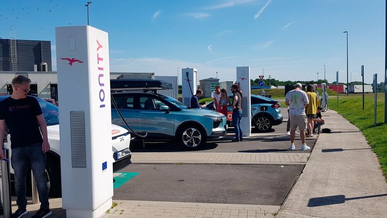 Elektroautos an einer Ladestation in Belgien.(Bild:  Autoren-Union Mobilität)
