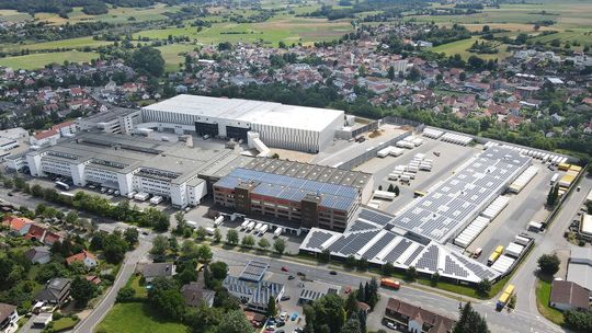 Im neuen Shuttlelager der Otto Group in Altenkunstadt werden zwischen Auftagsübermittlung und Übergabe der bestellten Ware an den Versanddienstleister künftig nur noch durchschnittlich vier Stunden liegen.(Bild:  Otto Group)
