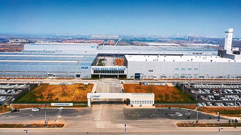 Die 2009 gegründete Beijing Electric Vehicle Company (BJEV) unterhält ein komplettes Werk zur Fertigung von Elektrofahrzeugen in Qingdao, einer großen Hafenstadt im Osten Chinas. (Bild: ABB)