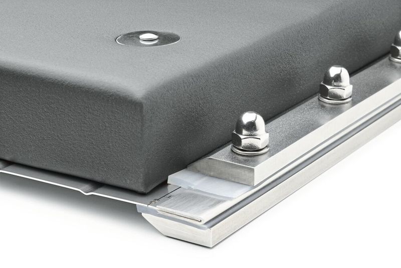 For an improved cleanability: The patented, full-flat, chamfered gasket system of the EGV HYP vent panel seals flush with the inside of the vent panel. (Rembe)