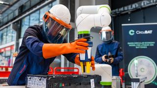 In Zukunft unterstützen Roboter im Upcycling von Lithium-Ionen-Batterien. Technologieentwicklung am Swiss Battery Technology Center (SBTC) im Switzerland Innovation Park Biel/Bienne (Bild: Innosuisse)