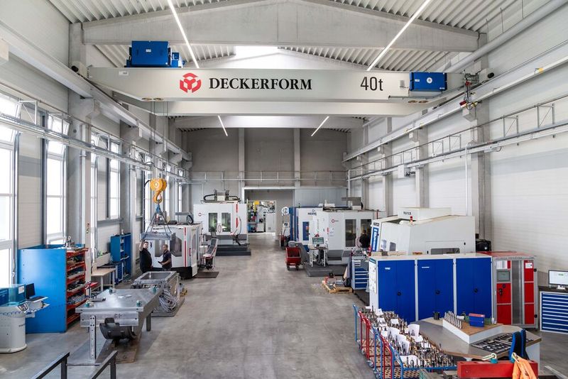 Von der Vision zur Serienreife: Deckerform begleitet Kundenprojekte als ganzheitlicher Entwicklungspartner. In der hauseigenen „Kunststoffschlosserei“ – dem Raum für Prototyping und Versuche – werden Materialmix und Geometrie frühzeitig getestet, um anspruchsvolle Ideen in hochpräzise Werkzeugkonzepte und Serienprozesse zu überführen. (Bild: Julian Larsson/LARSSON MEDIENPRODUKTION)