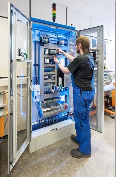 Anhand eines Modellschranks zeigt LS Automation, was technisch möglich ist, um energieeffiziente Anlagen zu bauen, zu überwachen und auf ISO 50001 vorzubereiten. (Eaton)