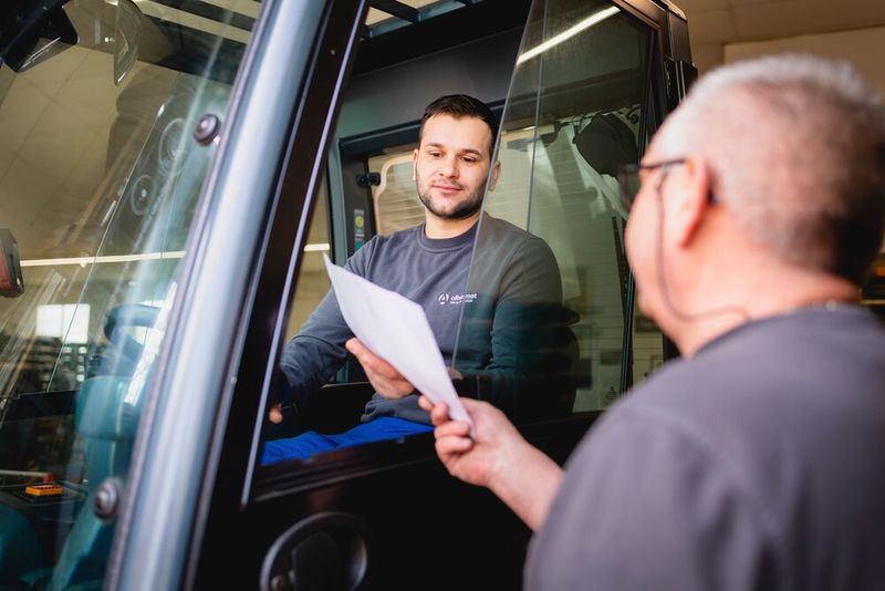Das Albromet-Management beobachte mit Staunen, wie sich morgens die ankommenden Mitarbeiter nach dem Umziehen von einem bunten Gemisch in ein Team verwandeln, das dann einen einheitlichen und markanten Auftritt durch Mewa-Arbeitskleidung hinlegt. (Bild: Mewa)