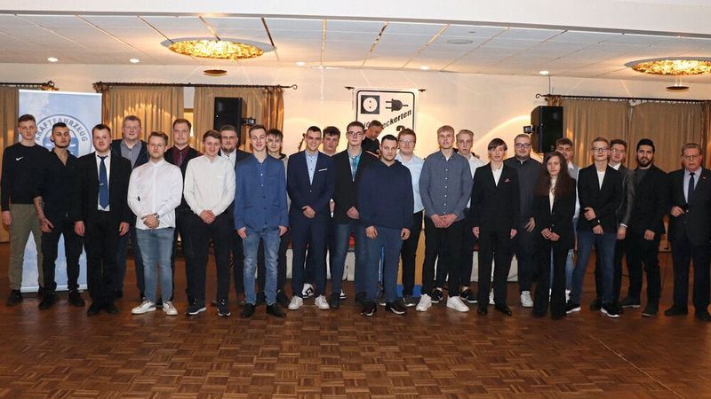 Den frisch ausgelernten Kfz-Mechatronikenr aus dem Raum Leer gratulierte Obermeister Lothar Freese (r.) zur bestandenen Gesellenprüfung. Die Innung des Kraftfahrzeughandwerks für Ostfriesland sprach insgesamt 88 Kfz-Mechatronikerinnen und -mechatroniker frei und erhob sie in Aurich feierlich in den Gesellenstand. (Bild: HWK/J. Stöppel)