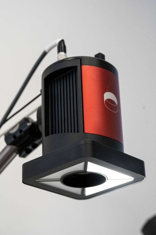 (Die autonomen Bildverarbeitungssysteme von Inspekto ermöglichen eine zuverlässige Qualitätsprüfung auch bei stark reflektierenden Materialien, beweglichen Teilen und vibrierenden Plattformen. Bild: Inspekto)