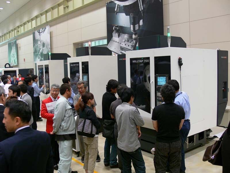 Am Beispiel von drei Applikationen wurde den Besuchern das neue Fräs-Bohr-Zentrum Milltap 700 vorgeführt, die erste gemeinsame Entwicklung von Mori Seiki und Gildemeister. (Mori Seiki)
