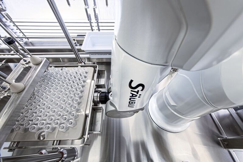 Die Robotertechnologie reduziert Bedienereingriffe und sichert die Einhaltung der Reinraumanforderungen im Betrieb. (Siemens)