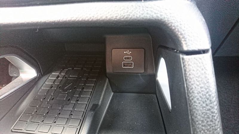 Der Umstieg auf USB-C-Stecker ist beschlossen. Zum Glück bietet Ford noch beide Steckervarianten an. (Bild: Sven Prawitz/Vogel Communications Group)