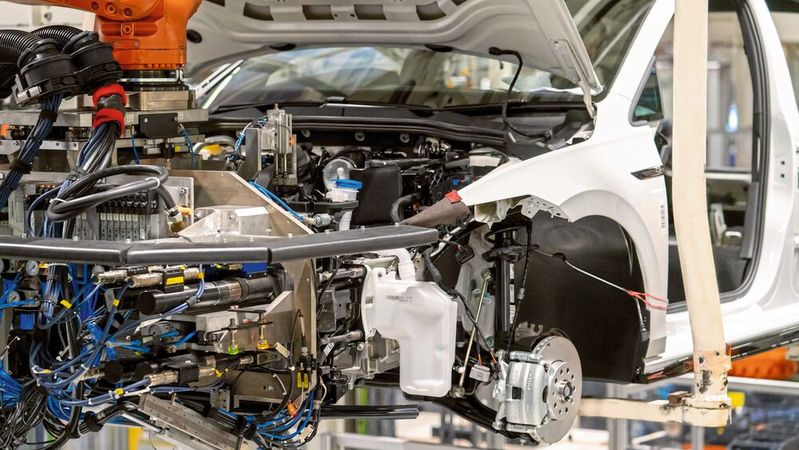 VW drosselt im Stammwerk die Produktion wegen Teilemangel. (Im Bild: Golf-Endmontage in Wolfsburg)(Bild:  Volkswagen AG)