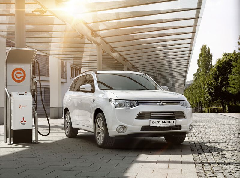 Bei den weltweiten Neuzulassungen 2014 sind Nissan Leaf (57.000), Tesla Model S (28.000) und der Mitsubishi Outlander Plug-In (26.000) die Spitzenreiter. (Mitsubishi)