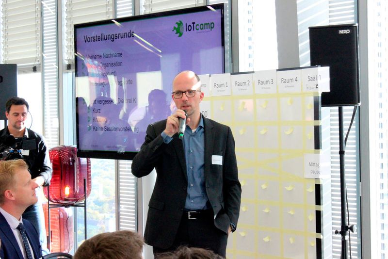 Cassini Partner Michael Schmitz eröffnet die Vorstellungsrunde (Bild: Katja Evertz, Cortex digital)