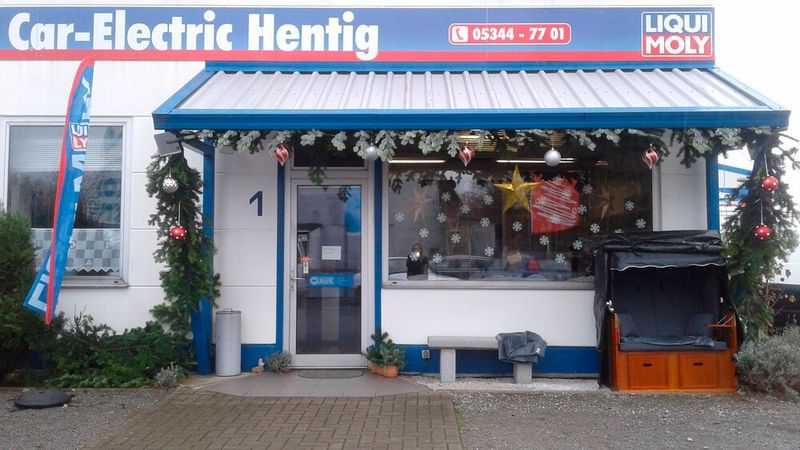Im Familienbetrieb Car-Electric Hentig dürfen es sich die Kunden in weihnachtlicher Atmosphäre mit Decken im Strandkorb gemütlich machen und ihren Glühwein trinken.  (Bild: Car-Electric Hentig )