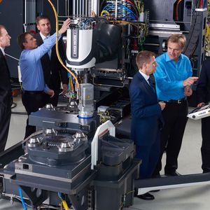 Aufbauend auf ein konkretes Investitionsprojekt entwickeln Experten von Schaeffler und Deckel Maho Pfronten ein Maschinenkonzept „Werkzeugmaschine 4.0“, das vom Sensor bis in die Cloud bestehende Technik mit neuen digitalisierten Komponenten vernetzt und einen konkreten Schritt in Richtung digitalisierte Produktion darstellt.